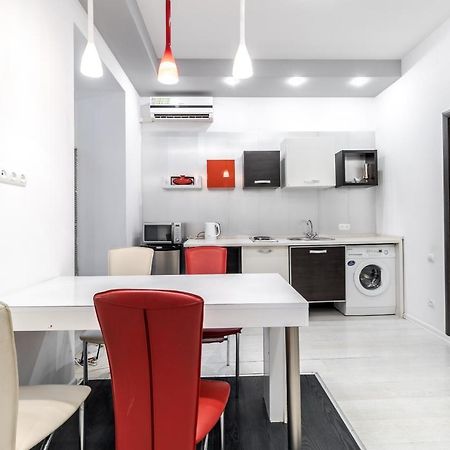 Black And Red Squares Apartment Lviv Bagian luar foto