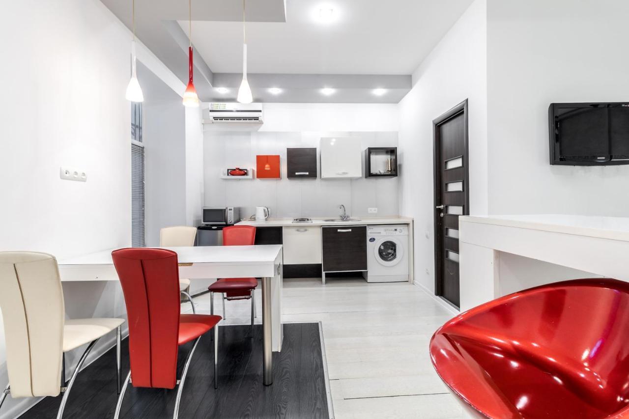 Black And Red Squares Apartment Lviv Bagian luar foto