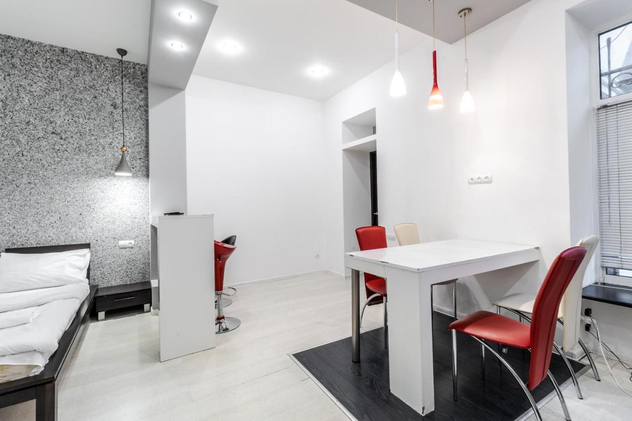 Black And Red Squares Apartment Lviv Bagian luar foto