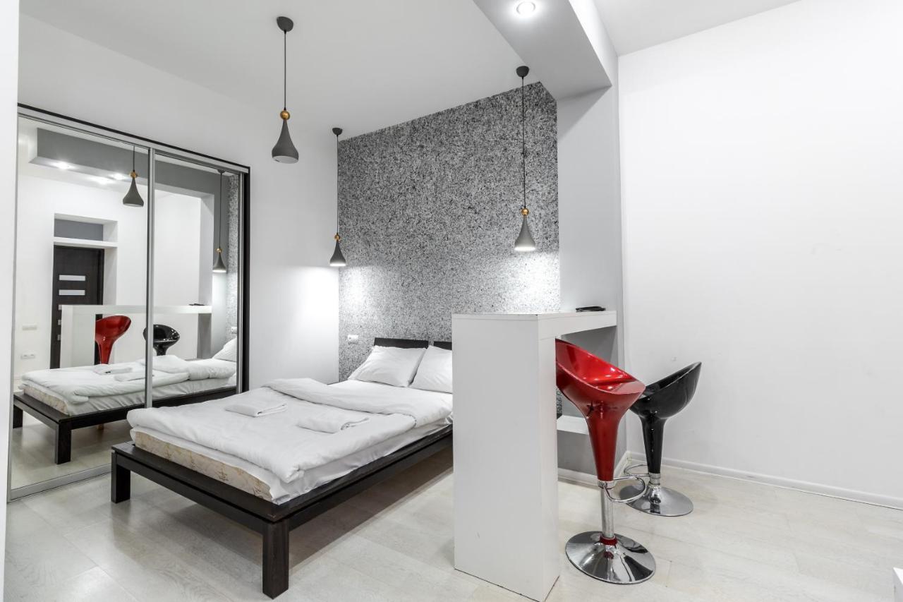 Black And Red Squares Apartment Lviv Bagian luar foto