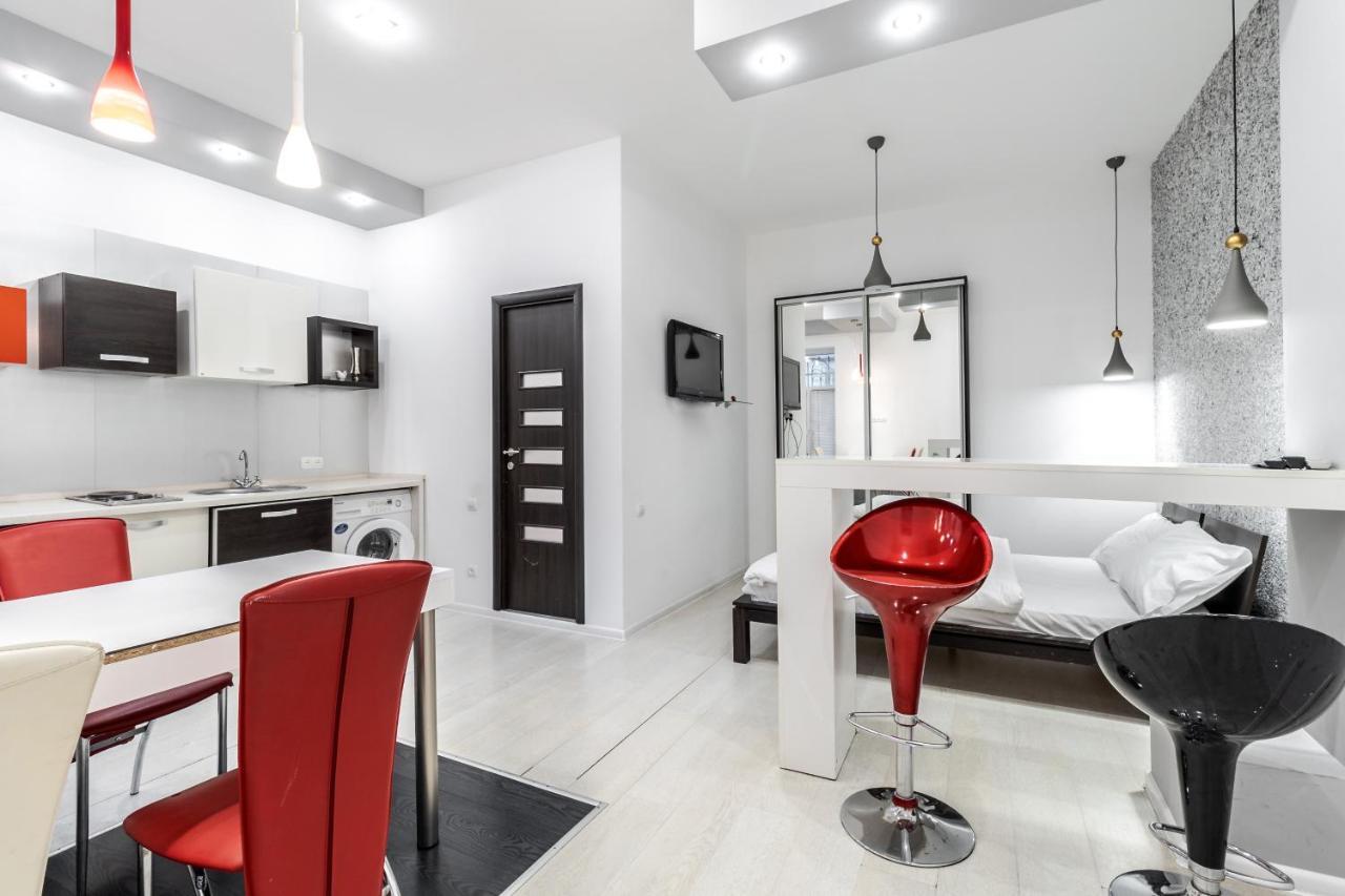 Black And Red Squares Apartment Lviv Bagian luar foto