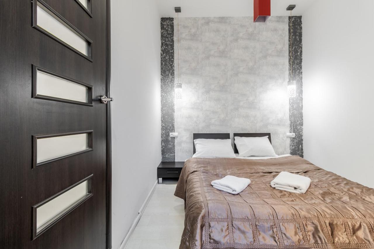 Black And Red Squares Apartment Lviv Bagian luar foto