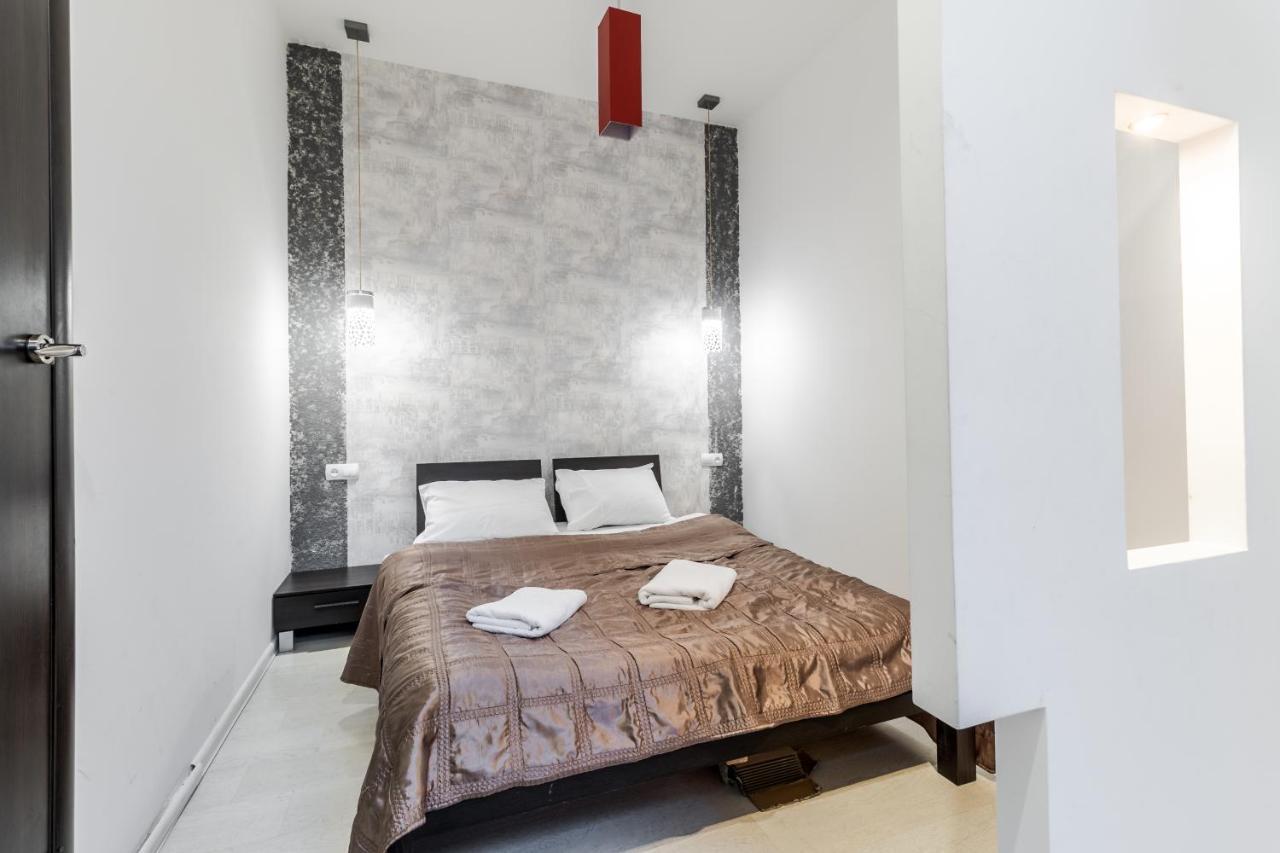 Black And Red Squares Apartment Lviv Bagian luar foto