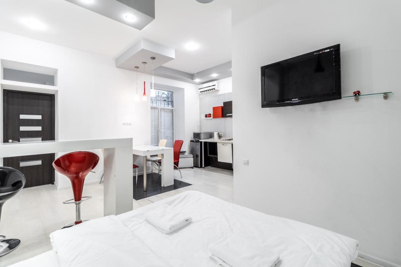 Black And Red Squares Apartment Lviv Bagian luar foto